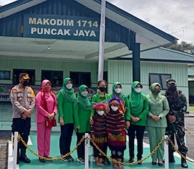Ketua Persit KCK XVII/Cenderawasih Kunjungi Pos TNI di Kabupaten Puncak Jaya