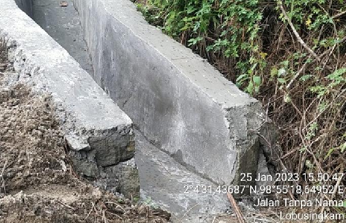 Tak Kunjung Selesai, Jembatan Desa Situmean Hasundutan Lewati Batas Waktu