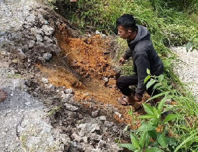 Jalan Amblas, Truck Pengangkut Batu Terjatuh ke Jurang