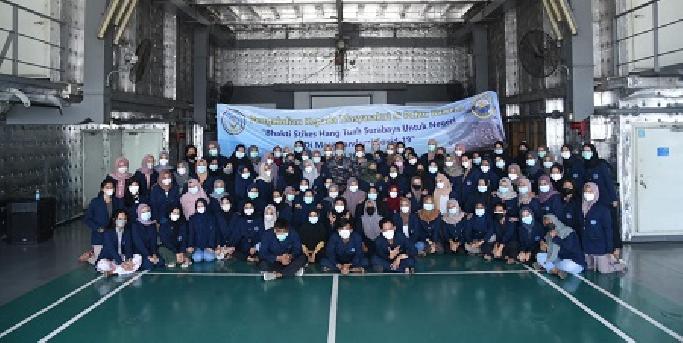 Nakes STIKES Hang Tuah Surabaya Terima Pembekalan Selama On Board Di KRI Makassar