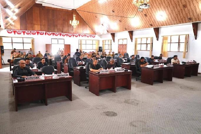 Bupati Taput Sampaikan Nota Pengantar Ranperda Pajak dan Retribusi Daerah