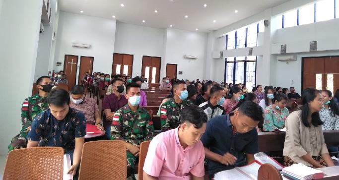 Ibadah Bersama Warga, Satgas Pamtas Yonif 642/Kapuas Bagikan Alkitab