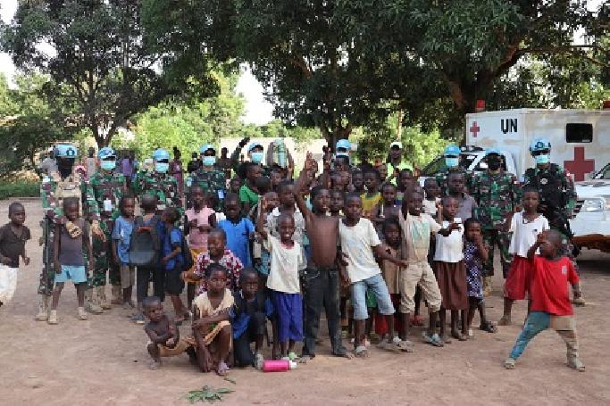 Satgas KIZI TNI Kembali Berikan Pelayanan Kesehatan dan Bagi-bagi Masker Gratis