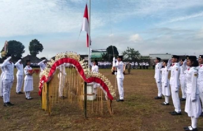 Koramil 1616/03 Tampaksiring Hadiri Upacara Proklamasi HUT ke-80 RI di Kecamatan Tampaksiring