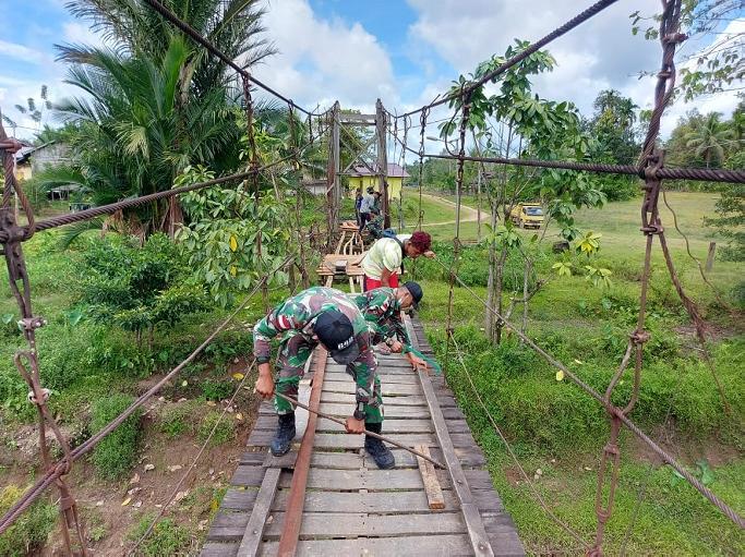 Satgas Pamtas Yonif 642 Kapuas Bersama Masyarakat Perbaiki Jembatan Rusak