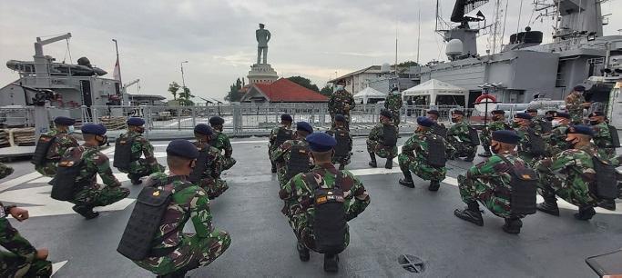 KRI Ahmad Yani-351 Terima Lattek Siswa Dikmata Kodiklatal