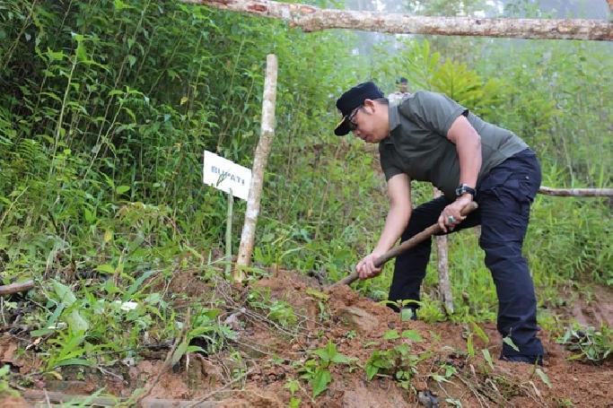 Bupati dan Wakil Bupati Taput Tanam Pohon dan Tinjau Wisata Salib Kasih