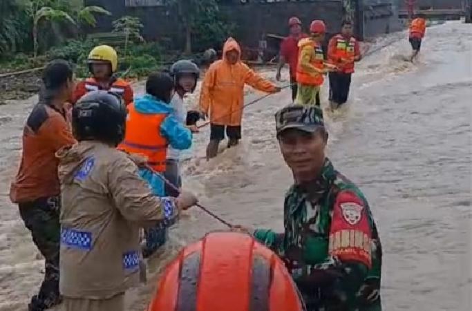 Sinergi Babinsa, Bhabinkamtibmas, dan BPBD Selamatkan Warga Terdampak Banjir di Keramas