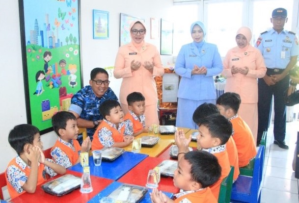 Ketua Pia Ardya Garini Cabang 7/D.II Bagikan Makan Sehat ke Siswa TK Angkasa 1 Makassar