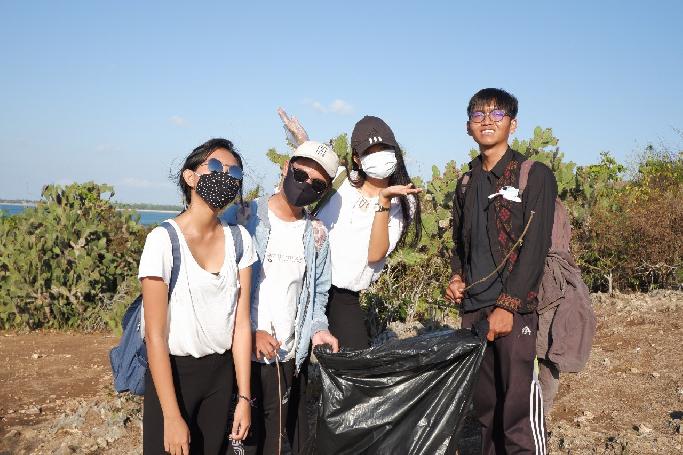 Komisariat Undiknas Bali Laksanakan Program Beach Clean Up