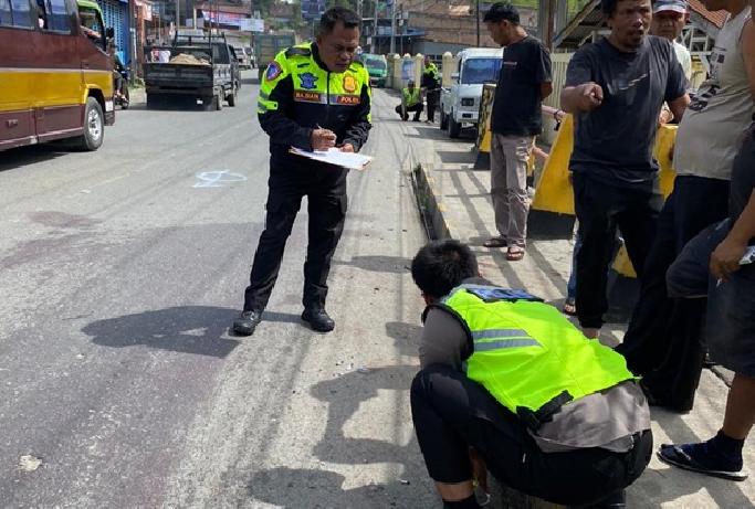 Sepeda Motor Hantam Dinding Truk, Satu Tewas Dua Luka-Luka di Siborongborong