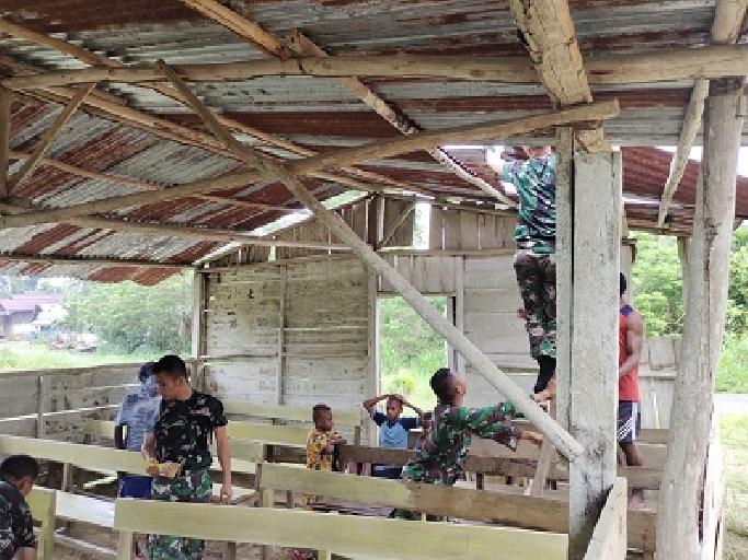 Satgas Pamtas Yonif 126/KC Bersama Warga Benahi Gereja