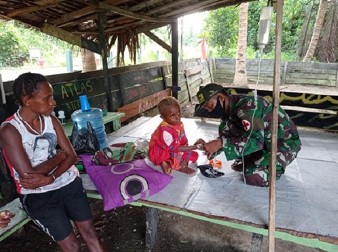 Sakit Malaria, Dua Anak Papua Dilarikan Ke Pos Kesehatan Satgas Yonif MR 413