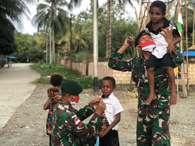 Satgas Yonif MR 413 Kostrad Bagikan Kaos Dan Masker kepada Anak Perbatasan RI-PNG