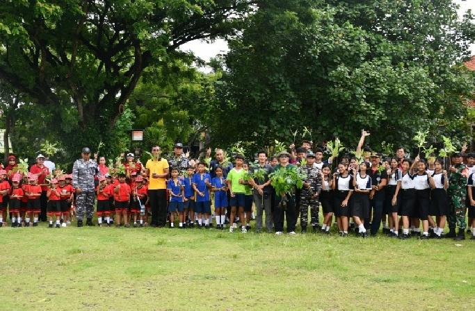 Jaga Pesisir Bali, TNI AL Gerakkan Penanaman 250 Pohon di Serangan