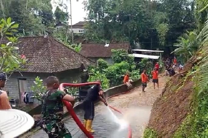 Cuaca Ekstrem Landa Bangli, Longsor Rusak Rumah Warga hingga Putus Akses Jalan