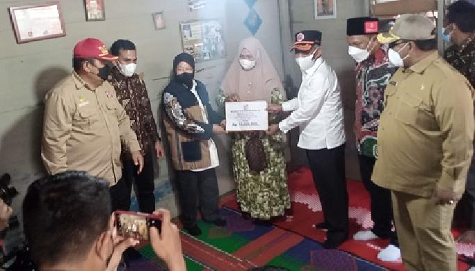 Mensos Kunjungi Banjir di Aceh Utara dan Serahkan Bantuan