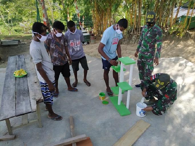 Satgas 413 Kostrad Ajarkan Warga Perbatasan RI-PNG Buat Kerajinan Rumah Tangga