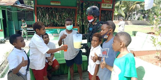 Prajurit TNI Bagikan Minuman Sehat Bergizi Untuk Anak-Anak Papua