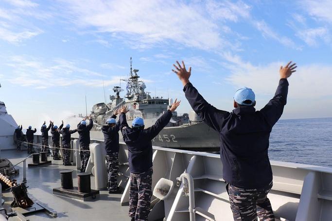 KRI Sultan Hasanuddin 366 Farewell Dengan Kapal Yunani HS Hydra F 452