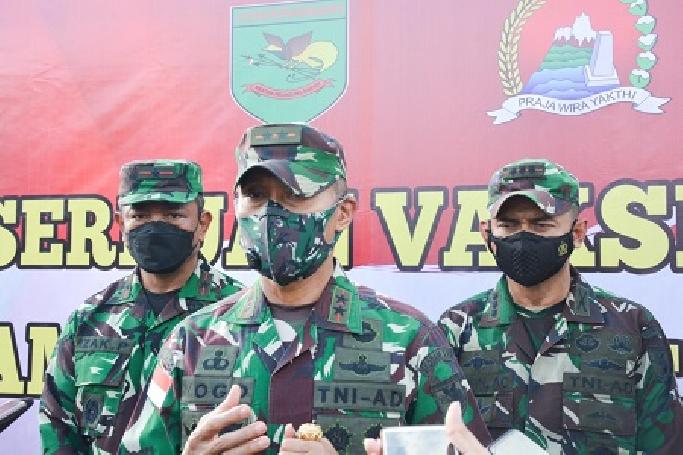Pangdam XVII/Cenderawasih Tinjau Serbuan Vaksinasi di Keerom