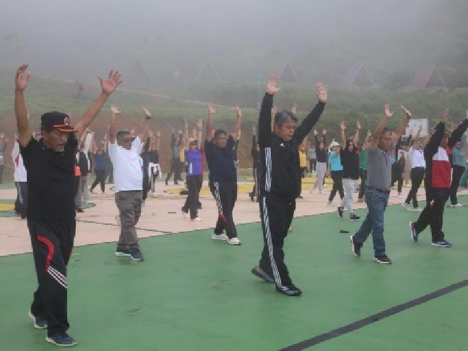 Wabup Taput Pimpin Senam Pagi dan Gotong Royong Bersama ASN di Salib Kasih