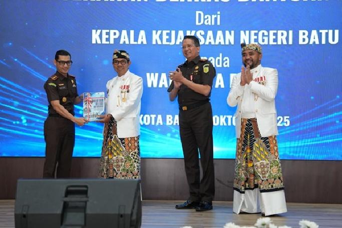 Kejari Batu Selamatkan Aset Negara Rp522 Miliar, Kajati Jatim Hadiri Penyerahan Dokumen PSU ke Pemkot Batu