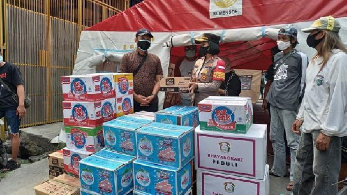 Polsek Tanjung Duren Salurkan Bantuan Korban Kebakaran