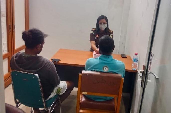 2 Tersangka Penyelundupan Senpi Diserahkan ke Jaksa