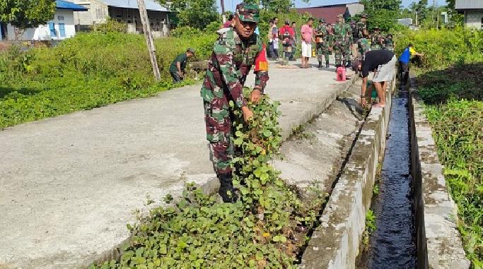 Babinsa Koramil 1710-02/Timika Gelar Karya Bhakti Bersama Warga
