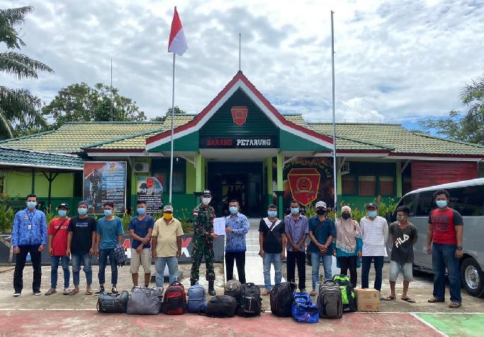 Satgas Pamtas Yonif 642-Kapuas Amankan 27 Orang PMI Non Prosedural