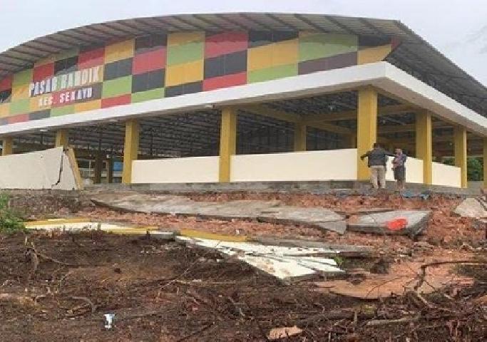 Pagar Tembok Pasar Randik Sekayu Sepanjang 24 Meter Ambruk Dihantam Petir