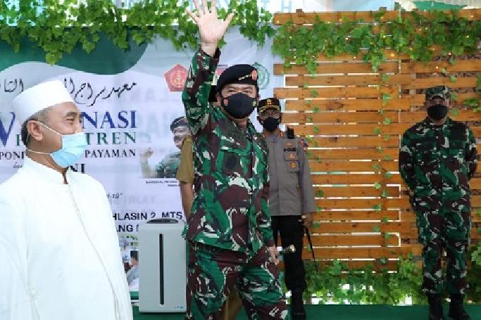 Panglima TNI Ingatkan Santri dan Masyarakat Tetap Pakai Masker serta Disiplin Prokes
