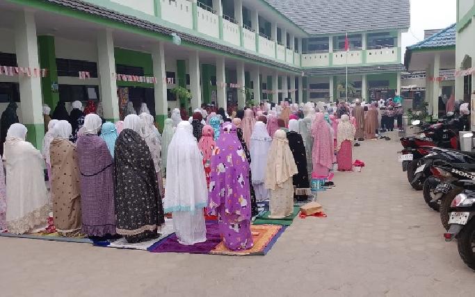 MIN 1 Mahakam Kapuas Gelar Shalat Istisqa di Tengah Kabut Asap