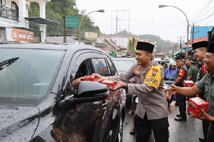 Sinergitas TNI-Polri di Sibolga, Tapteng Bagikan 1.000 Takjil