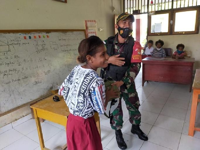 Satgas Pamtas Yonif 131/Braja Sakti Hibur Anak Papua Dengan Sulap