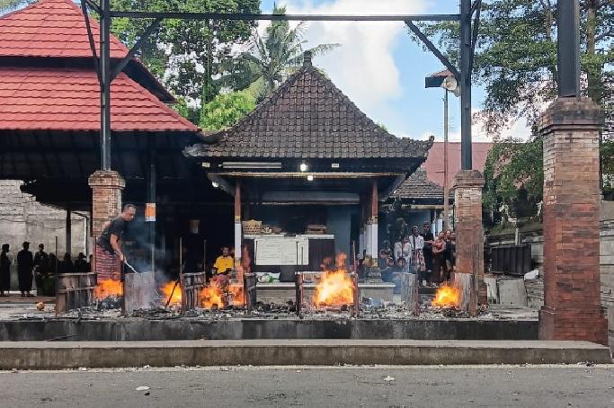 Ngaben Massal Enam Keluarga Digelar di Kedhatuan Agung Bebalang