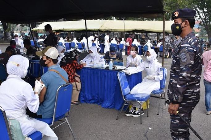 Ribuan Orang Jadi Target Koarmada II Dalam Serbuan Vaksinasi