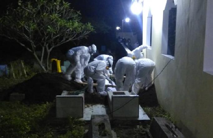 Tagana Sukoharjo Bantu Proses Pemakaman Pasien Covid-19