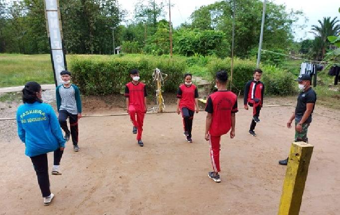 Satgas Pamtas Yonif 642 Latih PBB Anggota Paskibraka Desa Siding