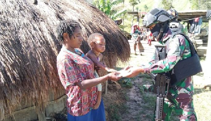 Satgas Pamrahwan Yonif 751/VJS Bagikan Tas dan Baju Layak Pakai