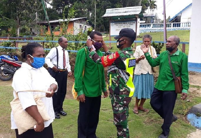Babinsa Lakukan Simulasi Penggunaan dan Pembagian Masker