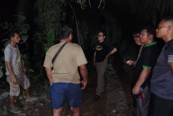 Polsek Bayung Lincir Terus Berupaya Hentikan Semburan Lumpur