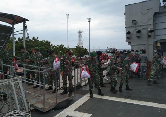 KRI OWA-354 Angkut Bansos Untuk Korban Bencana NTT