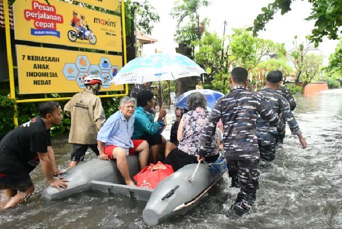 Banjir Melanda Sesetan, TNI AL Kerahkan Tim Quick Response Lanal Bali