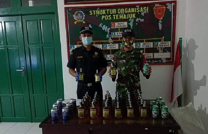 Satgas Pamtas RI-Malaysia Yonif 642 Amankan Puluhan Botol Miras dan 10 PMI