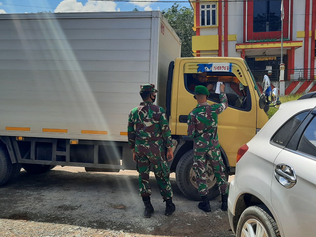 Personel Yonif 642/Kapuas Melaksanakan Pembersihan Di Sekitar Pasar Sentral Sanggau