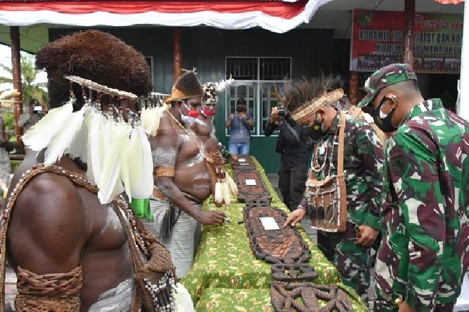 Danrem 174 Merauke Bersama 6 Kepala Suku Resmikan 2 Koramil di Asmat