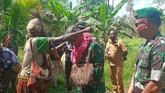 Gunakan Perahu Ketinting Danrem Resmikan Pos Satgas Pamtas RI-PNG