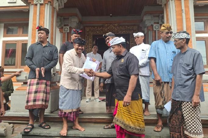 Ratusan Warga Desa Adat Tegalalang Datangi MDA Bangli, Adukan Pemblokiran Jalan Usaha Tani oleh Oknum Dosen